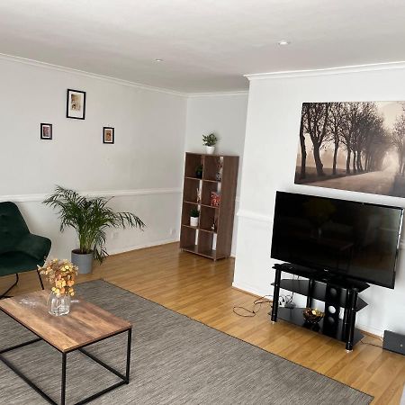 Lovely 2 Bedroom Apartment With Parking Space London Bagian luar foto